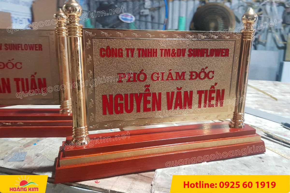 bien chuc danh mat dong 2 cot rong ma vang 24k gan de go dep 26 - BIỂN CHỨC DANH ĐỒNG GỖ CỘT RỒNG MẠ V&Agrave;NG 24K &ndash; BIỂU TƯỢNG QUYỀN LỰC & ĐẲNG CẤP L&Atilde;NH ĐẠO
