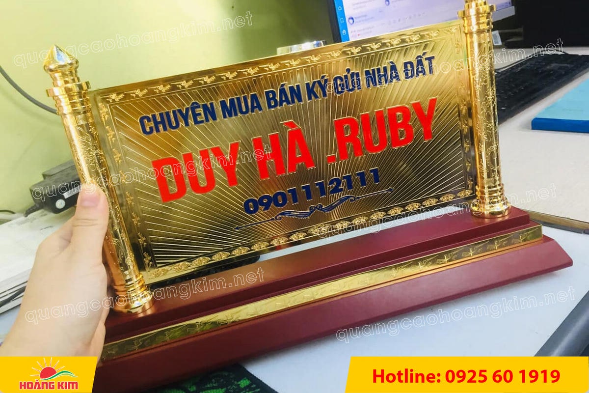 bien chuc danh mat dong 2 cot rong ma vang 24k gan de go dep 3 - BIỂN CHỨC DANH ĐỒNG GỖ CỘT RỒNG MẠ V&Agrave;NG 24K &ndash; BIỂU TƯỢNG QUYỀN LỰC & ĐẲNG CẤP L&Atilde;NH ĐẠO