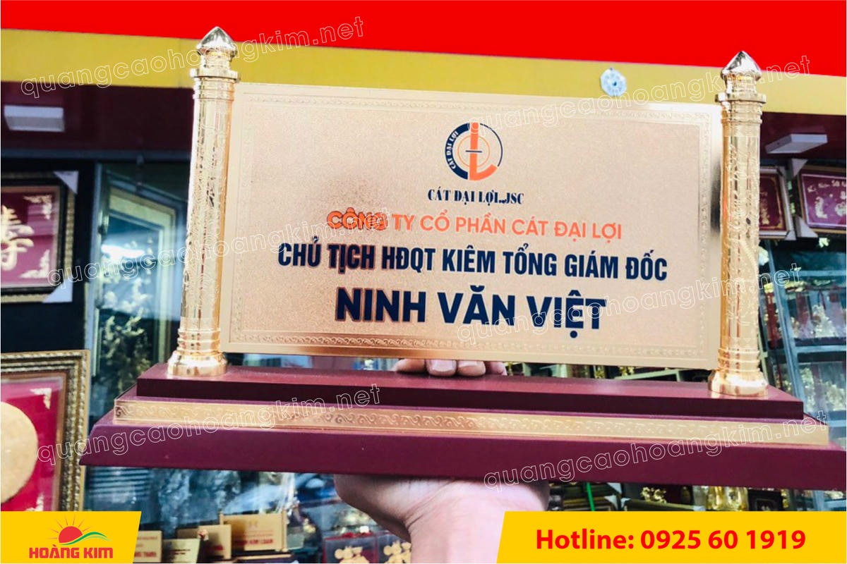bien chuc danh mat dong 2 cot rong ma vang 24k gan de go dep 32 - BIỂN CHỨC DANH ĐỒNG GỖ CỘT RỒNG MẠ V&Agrave;NG 24K &ndash; BIỂU TƯỢNG QUYỀN LỰC & ĐẲNG CẤP L&Atilde;NH ĐẠO