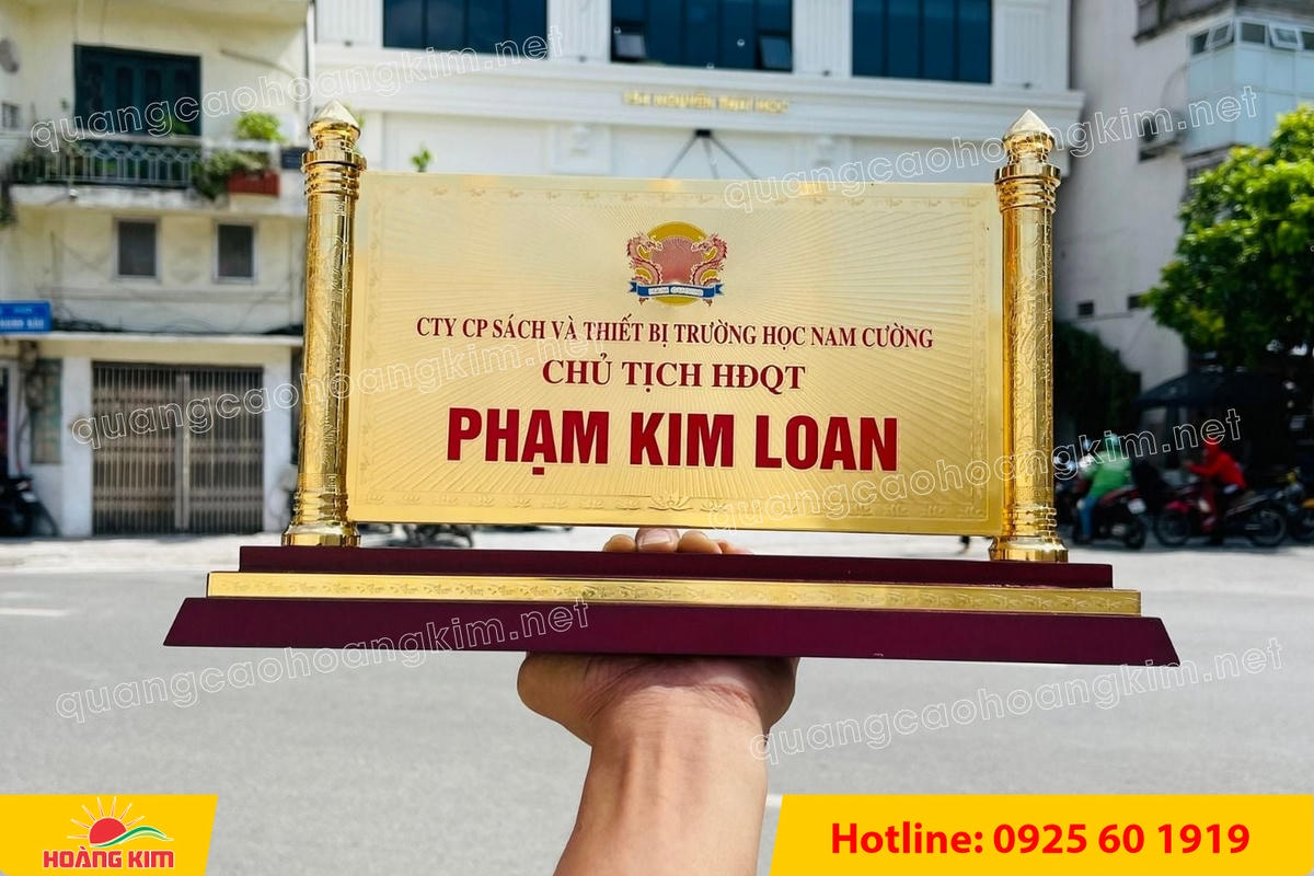 bien chuc danh mat dong 2 cot rong ma vang 24k gan de go dep 34 - BIỂN CHỨC DANH ĐỒNG GỖ CỘT RỒNG MẠ V&Agrave;NG 24K &ndash; BIỂU TƯỢNG QUYỀN LỰC & ĐẲNG CẤP L&Atilde;NH ĐẠO