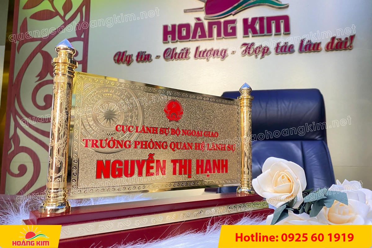 bien chuc danh mat dong 2 cot rong ma vang 24k gan de go dep 42 - BIỂN CHỨC DANH ĐỒNG GỖ CỘT RỒNG MẠ V&Agrave;NG 24K &ndash; BIỂU TƯỢNG QUYỀN LỰC & ĐẲNG CẤP L&Atilde;NH ĐẠO