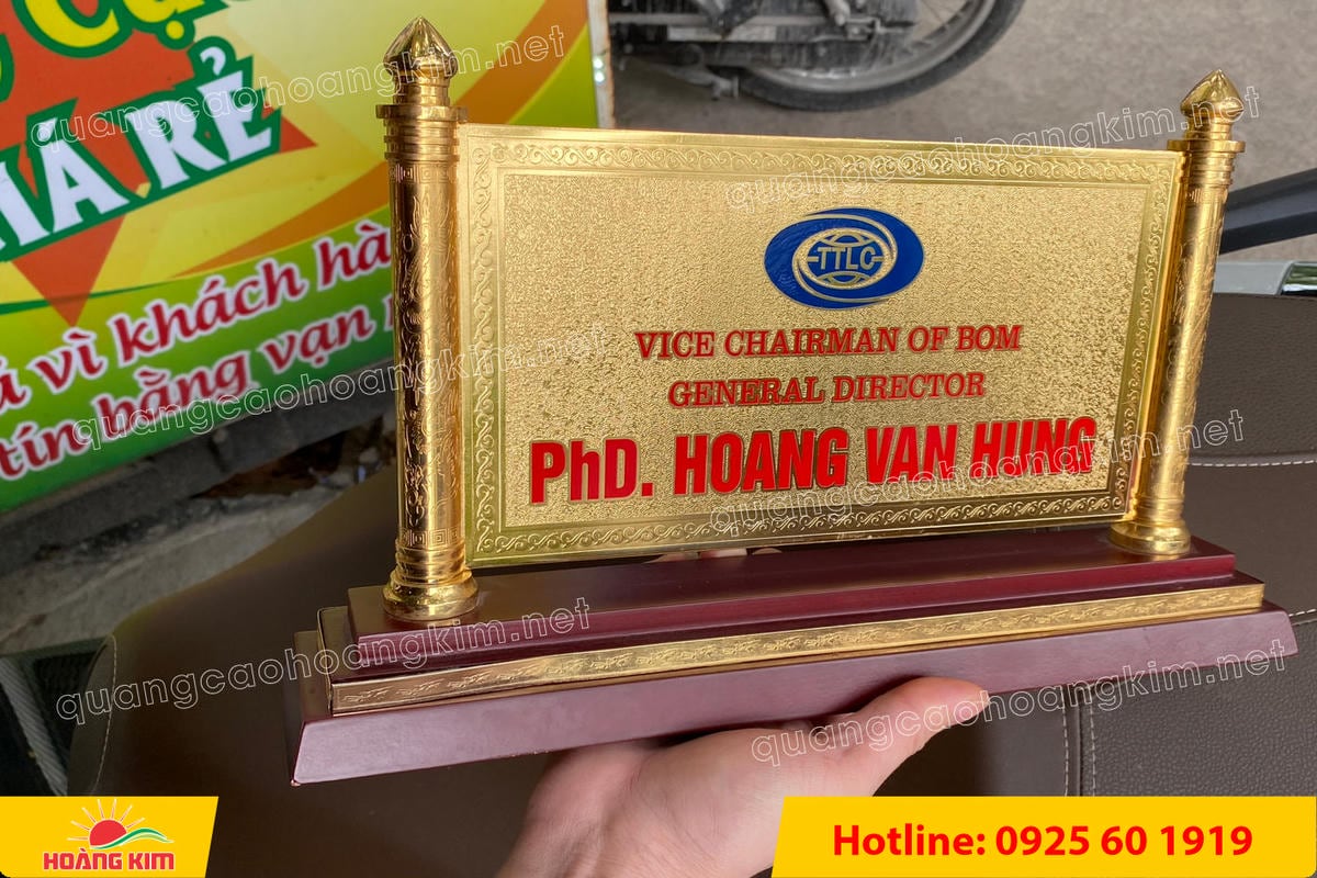 bien chuc danh mat dong 2 cot rong ma vang 24k gan de go dep 44 - BIỂN CHỨC DANH ĐỒNG GỖ CỘT RỒNG MẠ V&Agrave;NG 24K &ndash; BIỂU TƯỢNG QUYỀN LỰC & ĐẲNG CẤP L&Atilde;NH ĐẠO