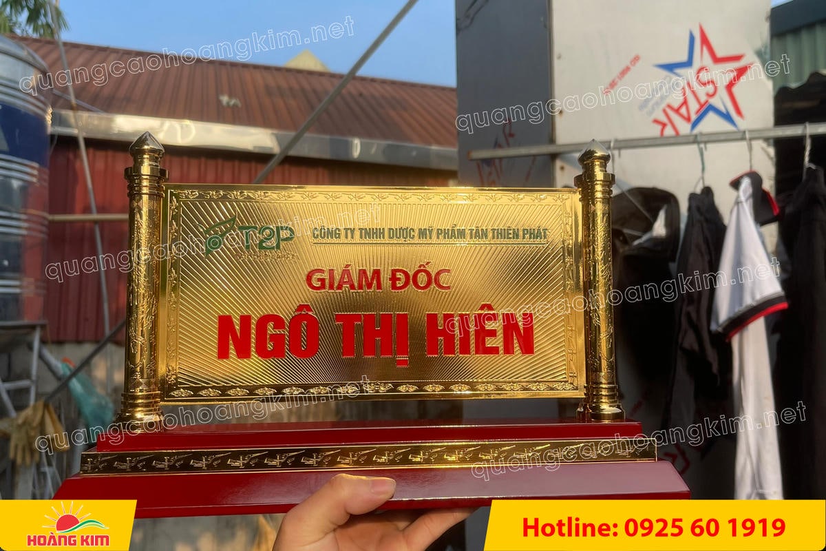 bien chuc danh mat dong 2 cot rong ma vang 24k gan de go dep 45 - BIỂN CHỨC DANH ĐỒNG GỖ CỘT RỒNG MẠ V&Agrave;NG 24K &ndash; BIỂU TƯỢNG QUYỀN LỰC & ĐẲNG CẤP L&Atilde;NH ĐẠO