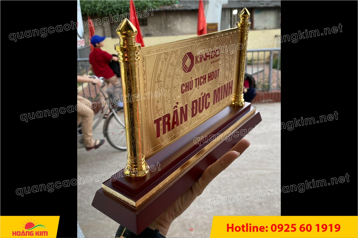 bien chuc danh mat dong 2 cot rong ma vang 24k gan de go dep 48 - BIỂN CHỨC DANH ĐỒNG GỖ CỘT RỒNG MẠ V&Agrave;NG 24K &ndash; BIỂU TƯỢNG QUYỀN LỰC & ĐẲNG CẤP L&Atilde;NH ĐẠO