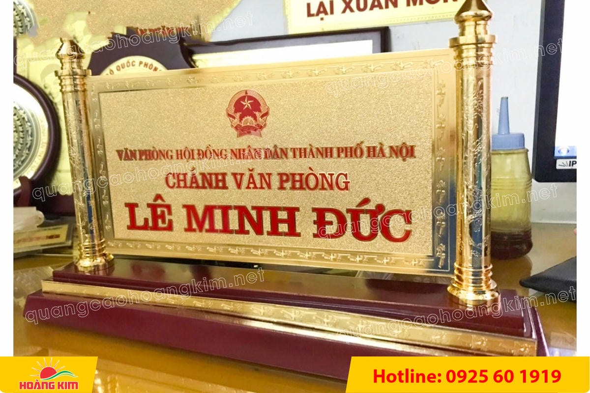 bien chuc danh mat dong 2 cot rong ma vang 24k gan de go dep 5 - BIỂN CHỨC DANH, BẢNG T&Ecirc;N ĐỂ B&Agrave;N CỰC ĐẸP, SANG, RẺ