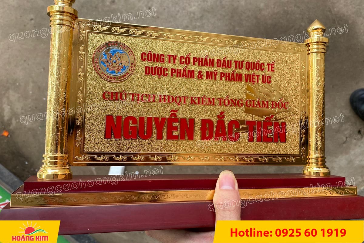 bien chuc danh mat dong 2 cot rong ma vang 24k gan de go dep 50 - BIỂN CHỨC DANH ĐỒNG GỖ CỘT RỒNG MẠ V&Agrave;NG 24K &ndash; BIỂU TƯỢNG QUYỀN LỰC & ĐẲNG CẤP L&Atilde;NH ĐẠO
