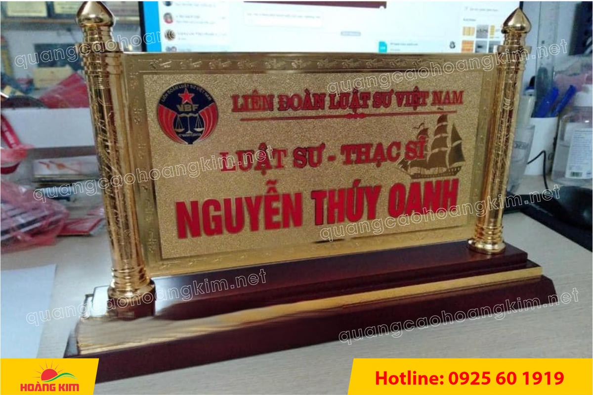 bien chuc danh mat dong 2 cot rong ma vang 24k gan de go dep 6 - BIỂN CHỨC DANH ĐỒNG GỖ CỘT RỒNG MẠ V&Agrave;NG 24K &ndash; BIỂU TƯỢNG QUYỀN LỰC & ĐẲNG CẤP L&Atilde;NH ĐẠO