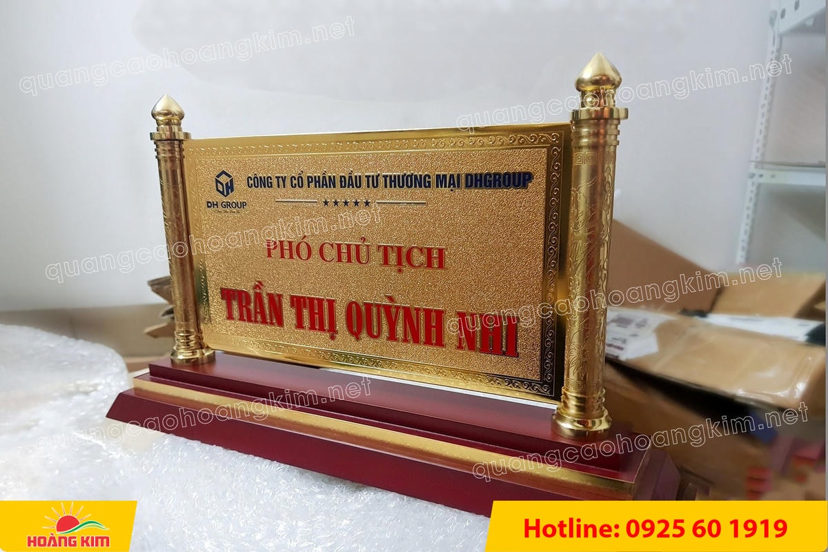 bien chuc danh mat dong 2 cot rong ma vang 24k gan de go dep 7 - BIỂN CHỨC DANH ĐỒNG GỖ CỘT RỒNG MẠ V&Agrave;NG 24K &ndash; BIỂU TƯỢNG QUYỀN LỰC & ĐẲNG CẤP L&Atilde;NH ĐẠO