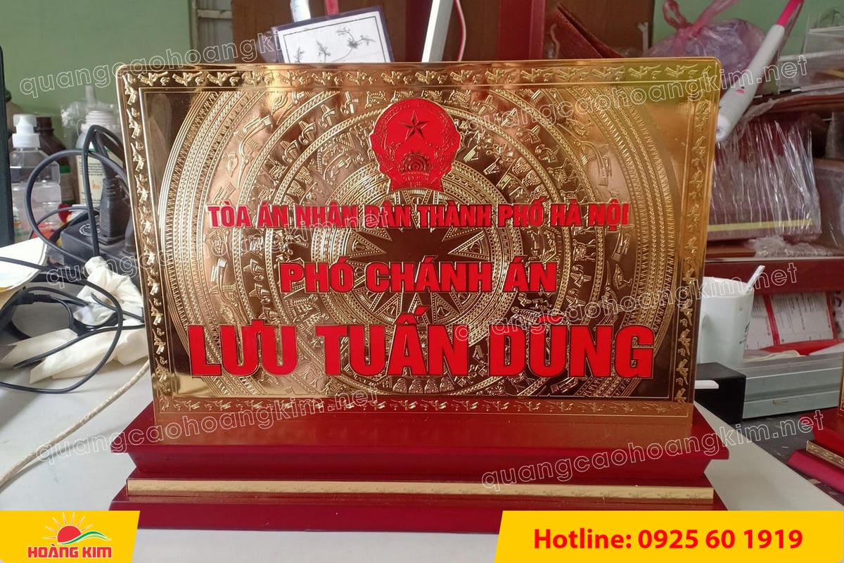 bien chuc danh mat dong 2mm 125x25cm de go tam cap co ma vang 24k - BIỂN CHỨC DANH MẶT ĐỒNG 2MM CỠ 12,5x25,5CM, MẠ V&Agrave;NG 24K &ndash; ĐẾ GỖ TAM CẤP CAO CẤP