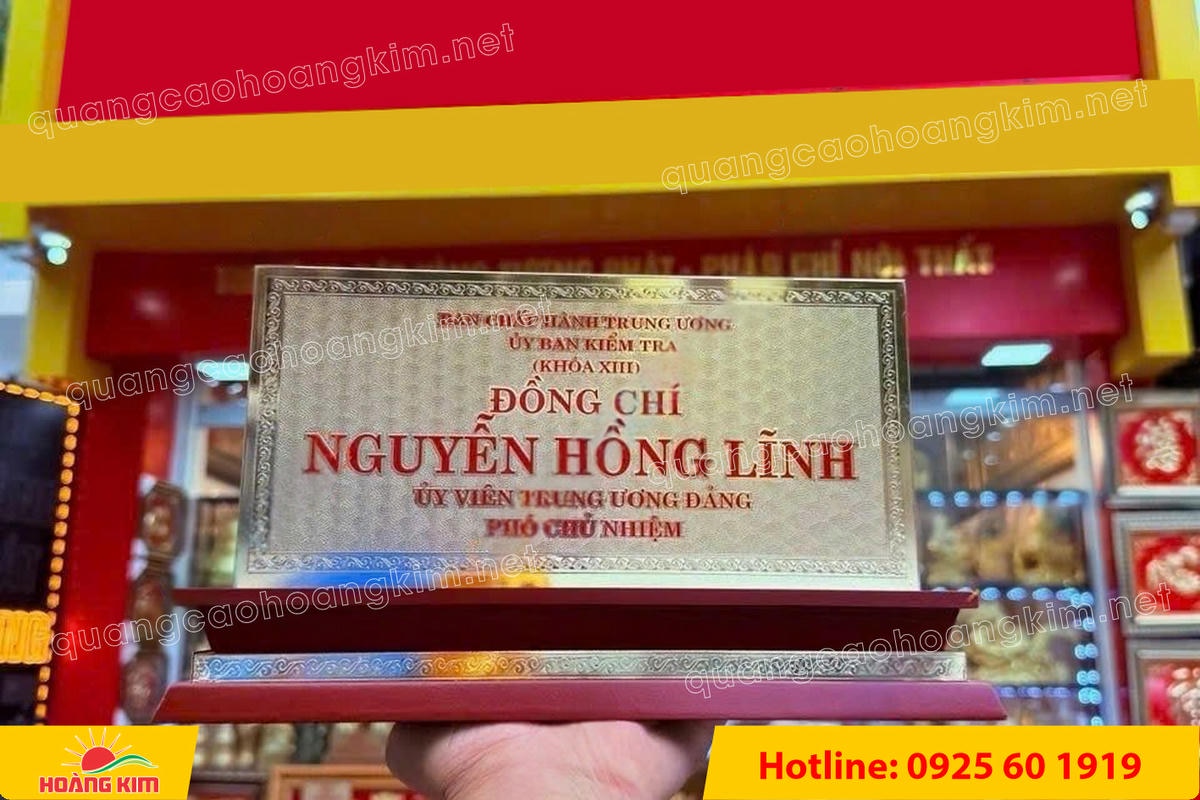 bien chuc danh mat dong 2mm 125x25cm de go tam cap co ma vang 24k 12 - BIỂN CHỨC DANH MẶT ĐỒNG 2MM CỠ 12,5x25,5CM, MẠ V&Agrave;NG 24K &ndash; ĐẾ GỖ TAM CẤP CAO CẤP