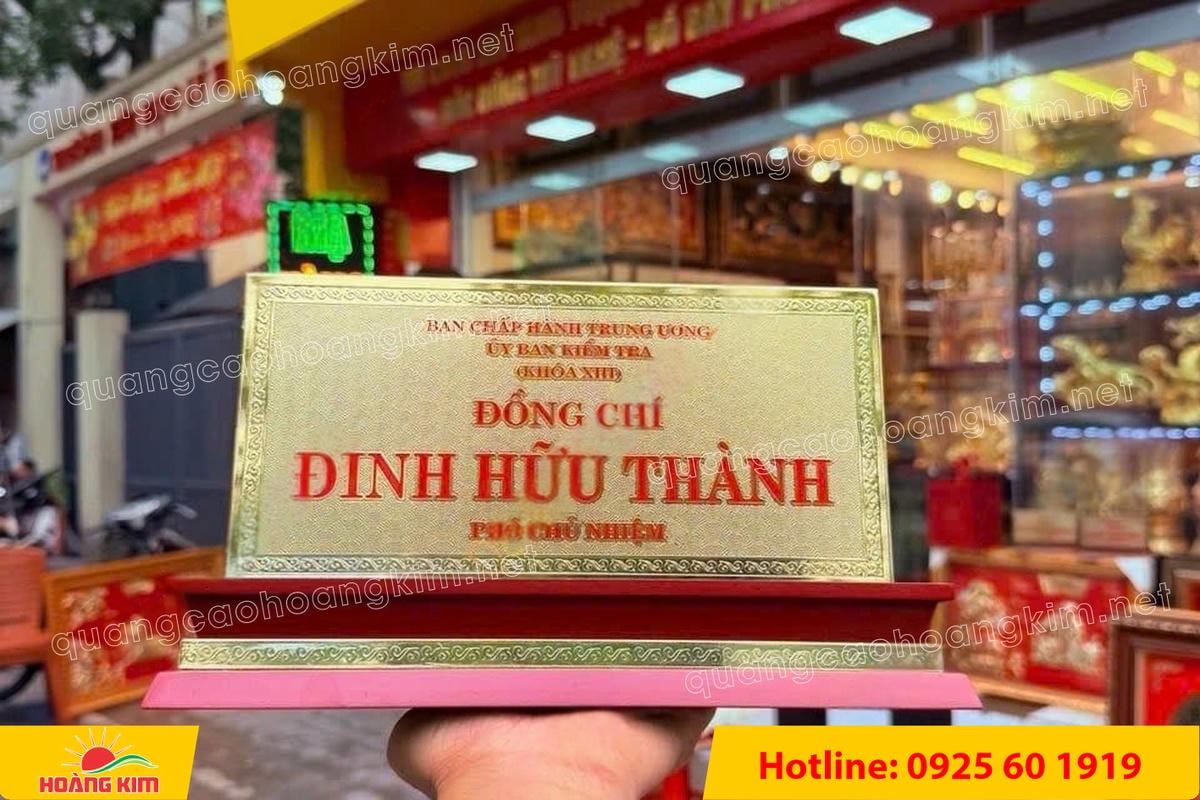 bien chuc danh mat dong 2mm 125x25cm de go tam cap co ma vang 24k 13 - BIỂN CHỨC DANH MẶT ĐỒNG 2MM CỠ 12,5x25,5CM, MẠ V&Agrave;NG 24K &ndash; ĐẾ GỖ TAM CẤP CAO CẤP