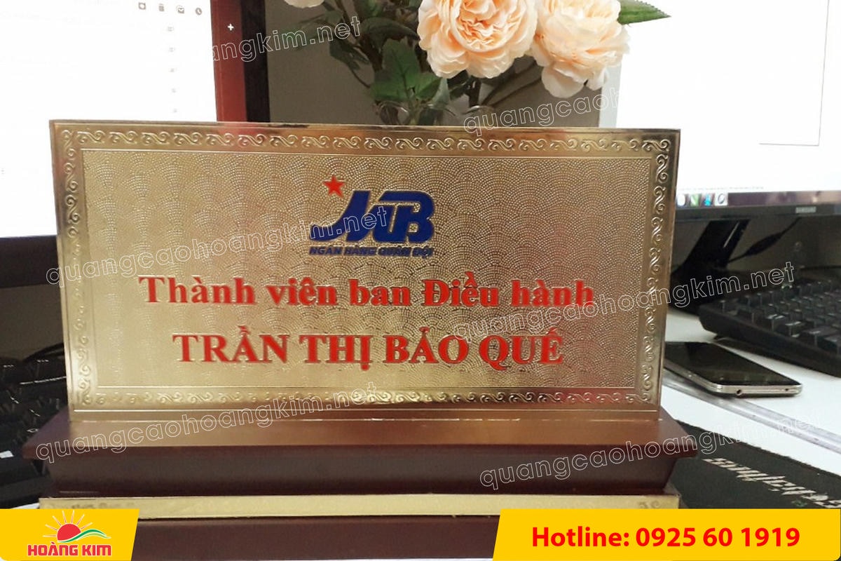 bien chuc danh mat dong 2mm 125x25cm de go tam cap co ma vang 24k 14 - BIỂN CHỨC DANH MẶT ĐỒNG 2MM CỠ 12,5x25,5CM, MẠ V&Agrave;NG 24K &ndash; ĐẾ GỖ TAM CẤP CAO CẤP