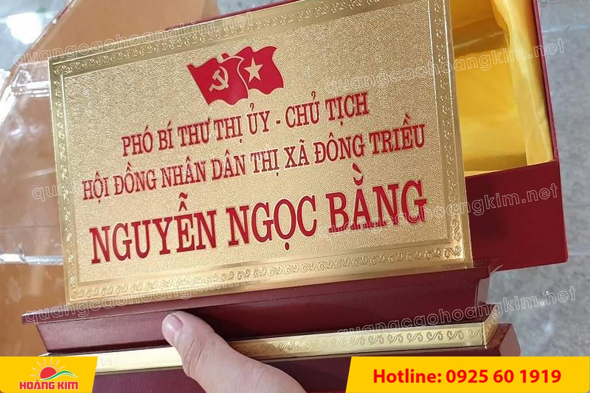 bien chuc danh mat dong 2mm 125x25cm de go tam cap co ma vang 24k 16 - BIỂN CHỨC DANH MẶT ĐỒNG 2MM CỠ 12,5x25,5CM, MẠ V&Agrave;NG 24K &ndash; ĐẾ GỖ TAM CẤP CAO CẤP