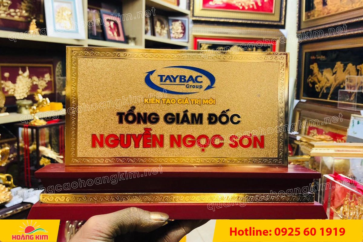 bien chuc danh mat dong 2mm 125x25cm de go tam cap co ma vang 24k 18 - BIỂN CHỨC DANH, BẢNG T&Ecirc;N ĐỂ B&Agrave;N CỰC ĐẸP, SANG, RẺ