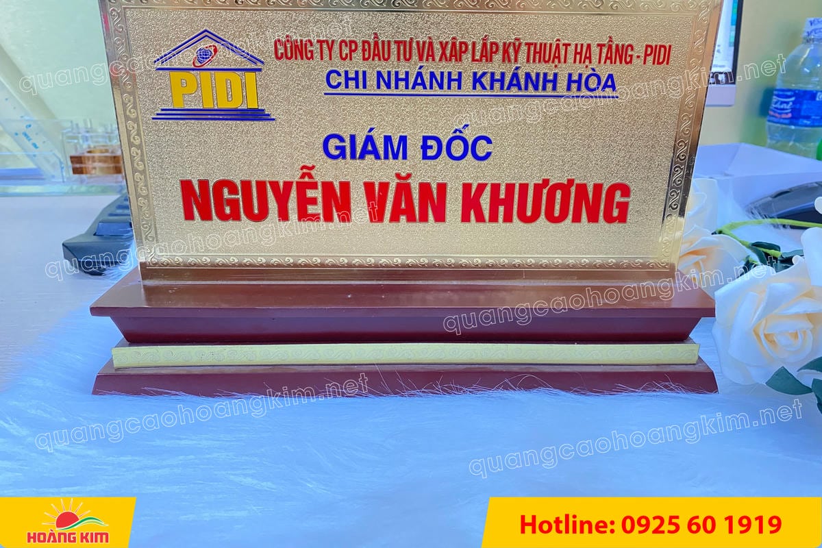 bien chuc danh mat dong 2mm 125x25cm de go tam cap co ma vang 24k 24 - BIỂN CHỨC DANH, BẢNG T&Ecirc;N ĐỂ B&Agrave;N CỰC ĐẸP, SANG, RẺ