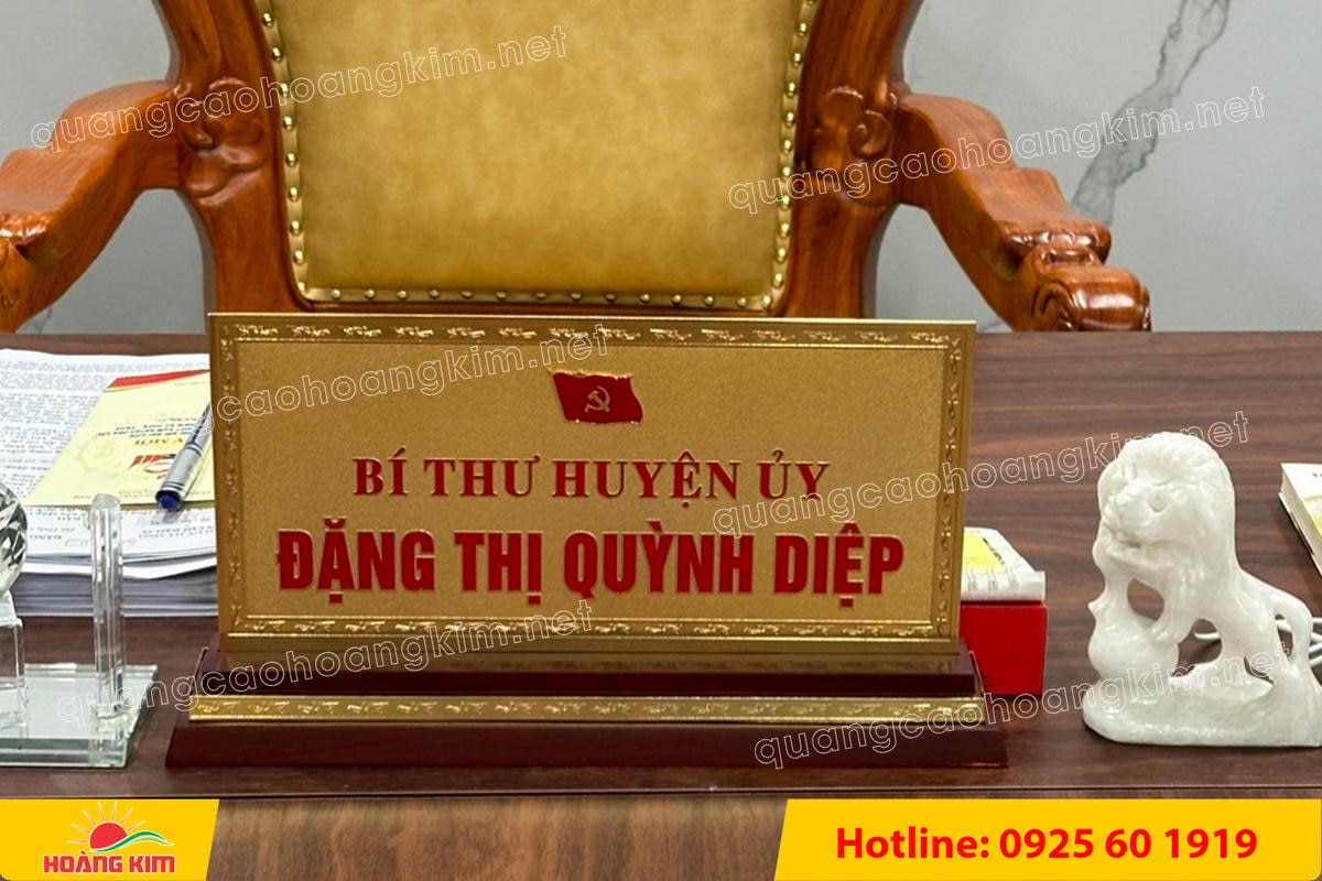bien chuc danh mat dong 2mm 125x25cm de go tam cap co ma vang 24k 25 - BIỂN CHỨC DANH MẶT ĐỒNG 2MM CỠ 12,5x25,5CM, MẠ V&Agrave;NG 24K &ndash; ĐẾ GỖ TAM CẤP CAO CẤP