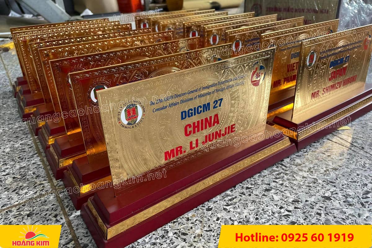 bien chuc danh mat dong 2mm 125x25cm de go tam cap co ma vang 24k 26 - BIỂN CHỨC DANH MẶT ĐỒNG 2MM CỠ 12,5x25,5CM, MẠ V&Agrave;NG 24K &ndash; ĐẾ GỖ TAM CẤP CAO CẤP