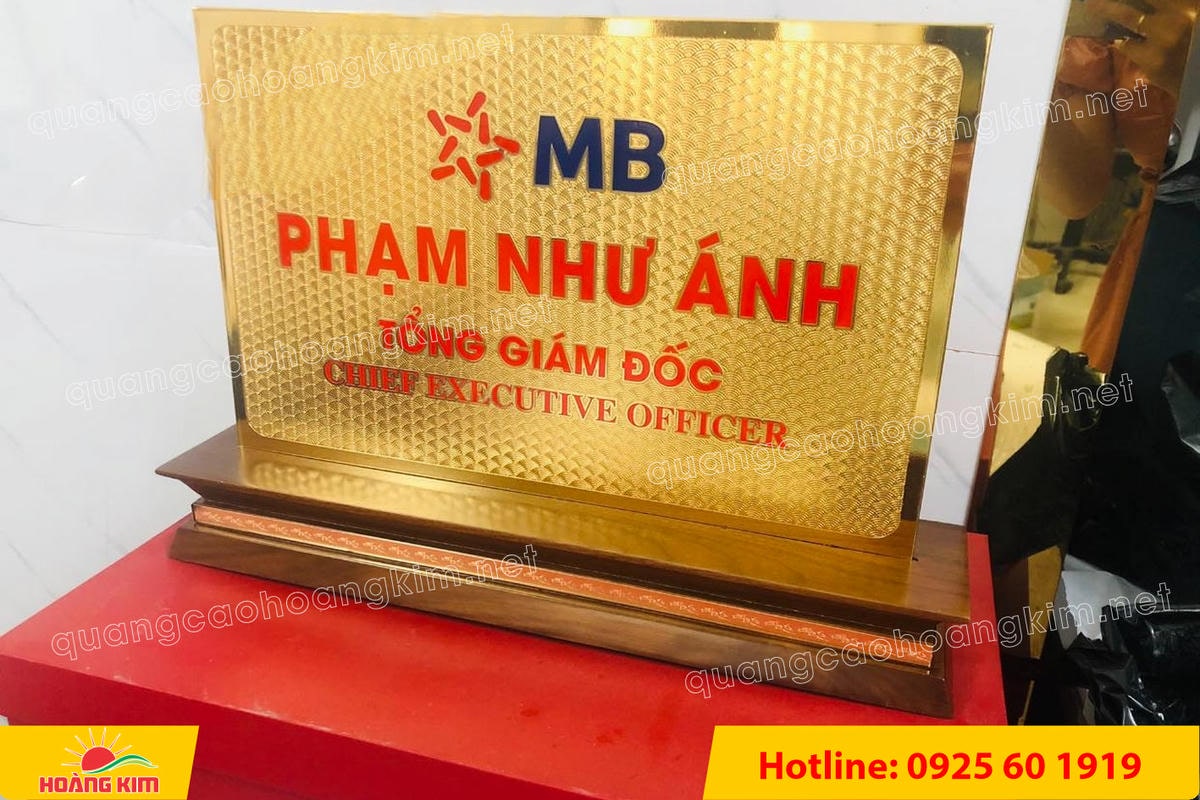 bien chuc danh mat dong 2mm 125x25cm de go tam cap co ma vang 24k 5 - BIỂN CHỨC DANH MẶT ĐỒNG 2MM CỠ 12,5x25,5CM, MẠ V&Agrave;NG 24K &ndash; ĐẾ GỖ TAM CẤP CAO CẤP