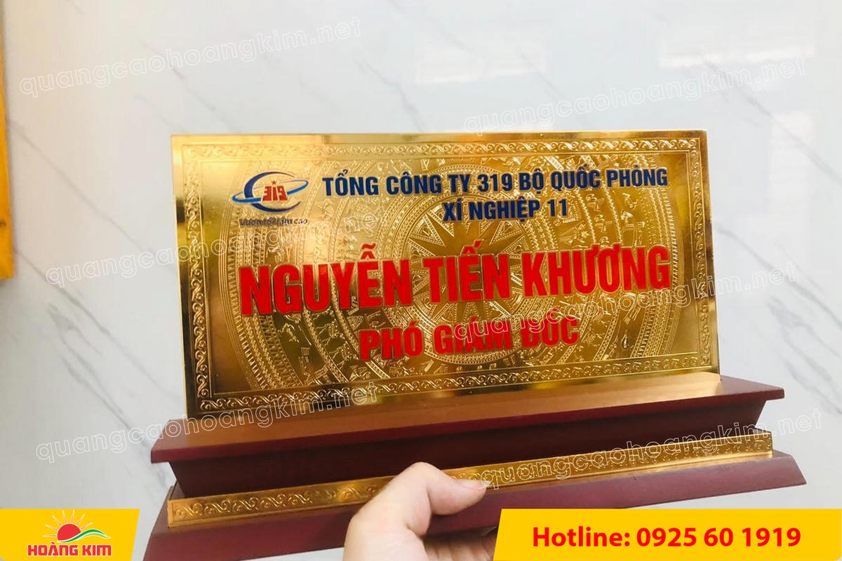 bien chuc danh mat dong 2mm 125x25cm de go tam cap co ma vang 24k 8 - BIỂN CHỨC DANH MẶT ĐỒNG 2MM CỠ 12,5x25,5CM, MẠ V&Agrave;NG 24K &ndash; ĐẾ GỖ TAM CẤP CAO CẤP