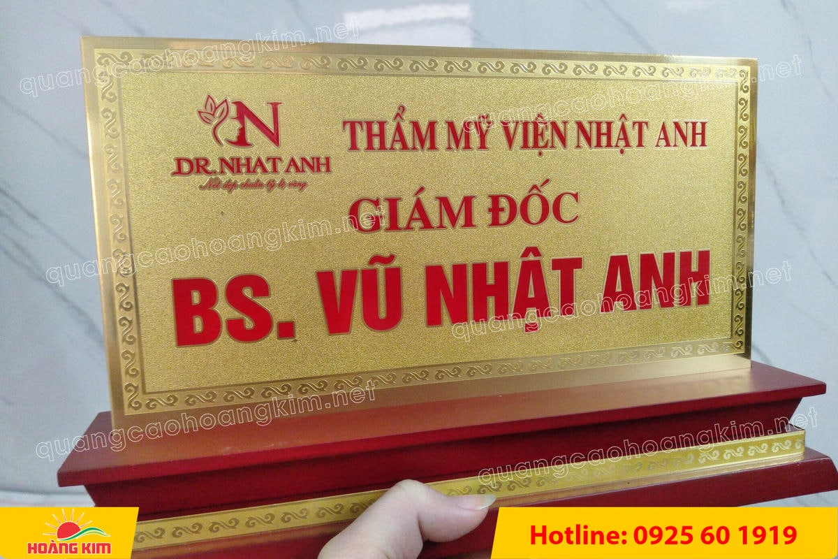 bien chuc danh mat dong 2mm de go tam cap khong ma vang dep 107 - BIỂN CHỨC DANH MẶT ĐỒNG 2MM, ĐẾ GỖ CAO CẤP, 12,5X25,5CM KH&Ocirc;NG MẠ V&Agrave;NG