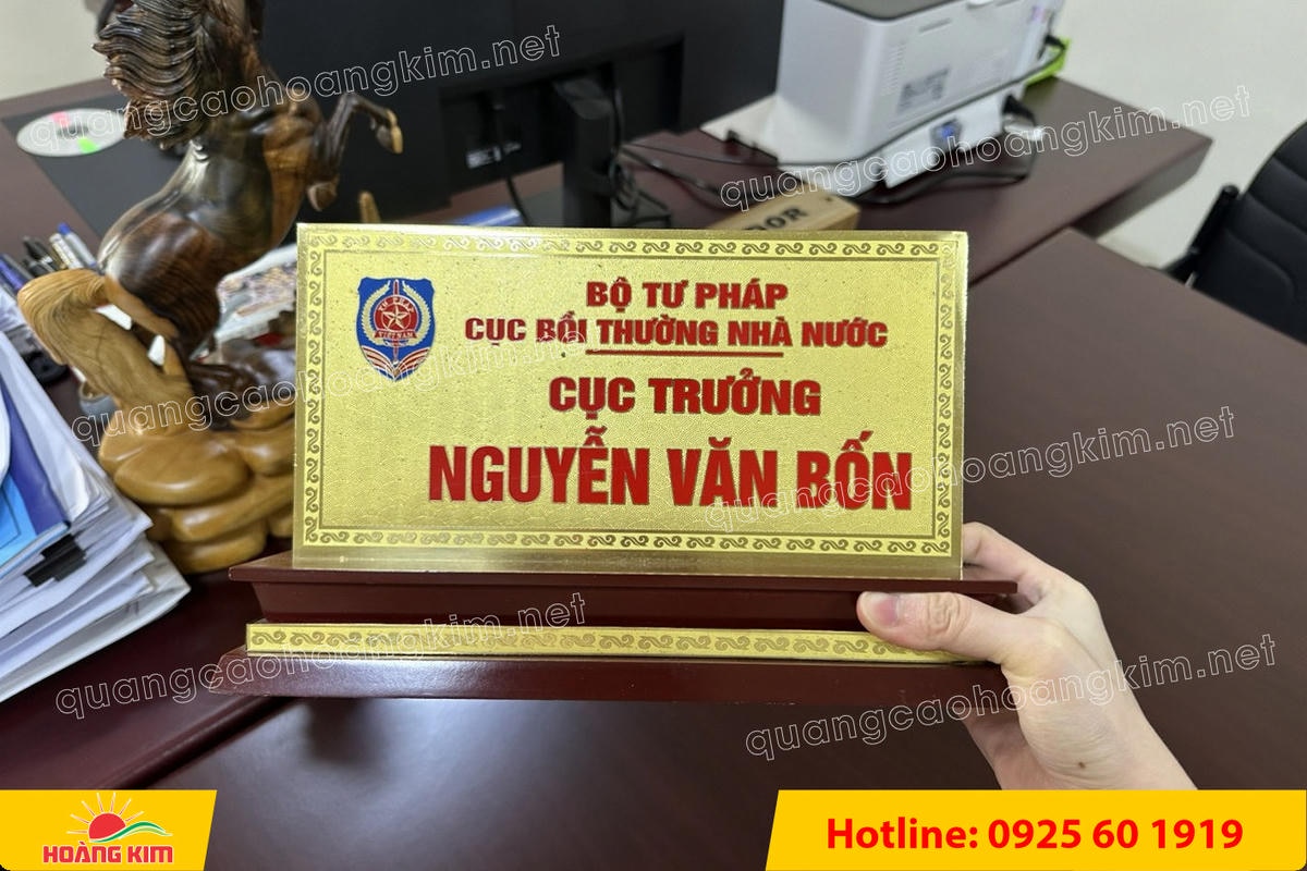 bien chuc danh mat dong 2mm de go tam cap khong ma vang dep 108 - BIỂN CHỨC DANH MẶT ĐỒNG 2MM, ĐẾ GỖ CAO CẤP, 12,5X25,5CM KH&Ocirc;NG MẠ V&Agrave;NG