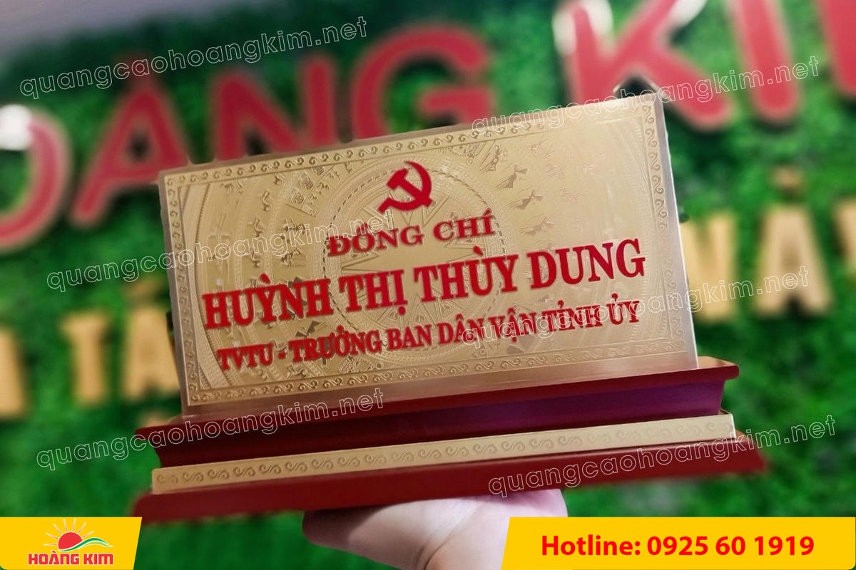 bien chuc danh mat dong 2mm de go tam cap khong ma vang dep 13 - BIỂN CHỨC DANH MẶT ĐỒNG 2MM, ĐẾ GỖ CAO CẤP, 12,5X25,5CM KH&Ocirc;NG MẠ V&Agrave;NG