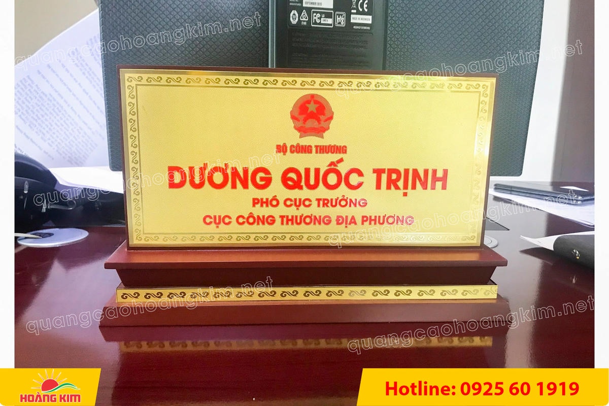 bien chuc danh mat dong 2mm de go tam cap khong ma vang dep 16 - BIỂN CHỨC DANH MẶT ĐỒNG 2MM, ĐẾ GỖ CAO CẤP, 12,5X25,5CM KH&Ocirc;NG MẠ V&Agrave;NG