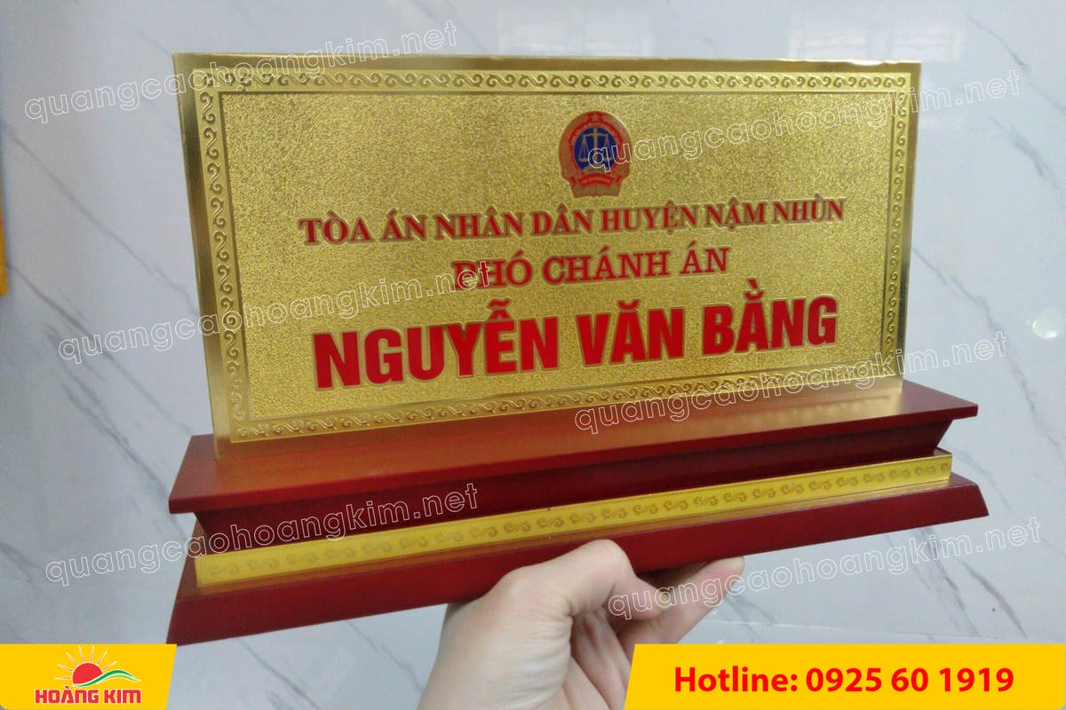 bien chuc danh mat dong 2mm de go tam cap khong ma vang dep 18 - BIỂN CHỨC DANH MẶT ĐỒNG 2MM, ĐẾ GỖ CAO CẤP, 12,5X25,5CM KH&Ocirc;NG MẠ V&Agrave;NG