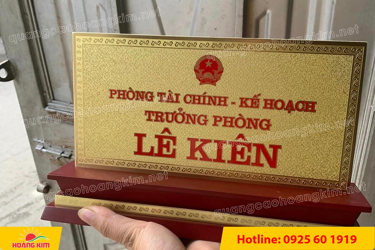 bien chuc danh mat dong 2mm de go tam cap khong ma vang dep 30 - BIỂN CHỨC DANH MẶT ĐỒNG 2MM, ĐẾ GỖ CAO CẤP, 12,5X25,5CM KH&Ocirc;NG MẠ V&Agrave;NG