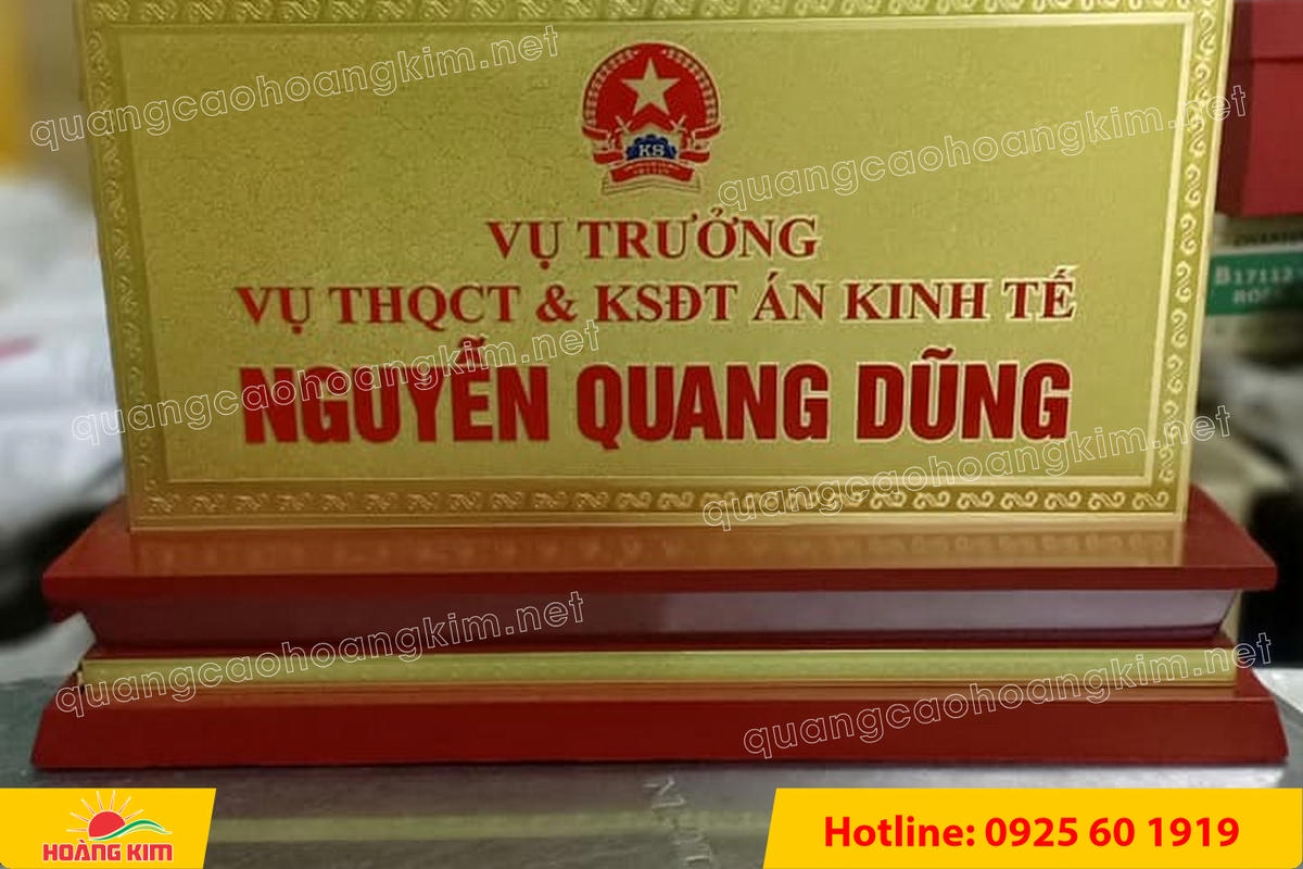 bien chuc danh mat dong 2mm de go tam cap khong ma vang dep 4 - BIỂN CHỨC DANH MẶT ĐỒNG 2MM, ĐẾ GỖ CAO CẤP, 12,5X25,5CM KH&Ocirc;NG MẠ V&Agrave;NG