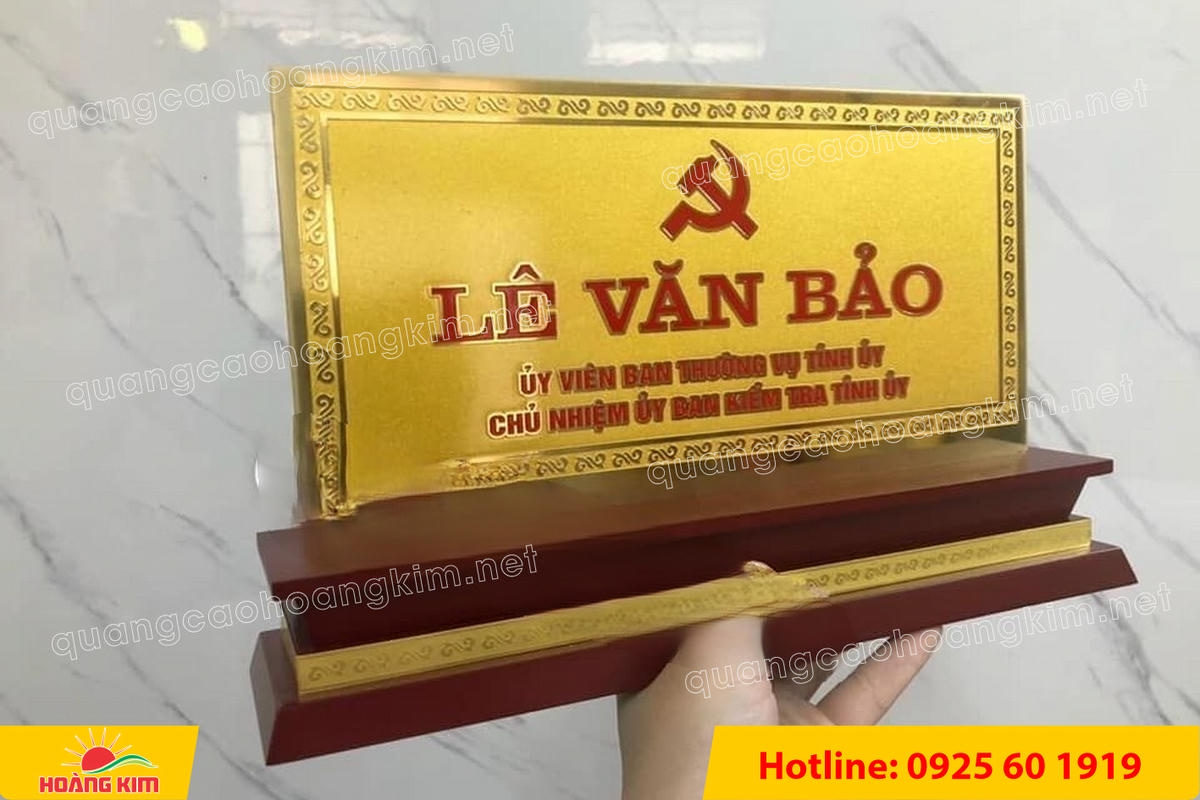 bien chuc danh mat dong 2mm de go tam cap khong ma vang dep 43 - BIỂN CHỨC DANH MẶT ĐỒNG 2MM, ĐẾ GỖ CAO CẤP, 12,5X25,5CM KH&Ocirc;NG MẠ V&Agrave;NG
