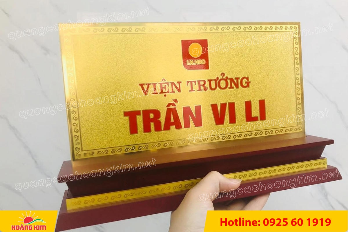 bien chuc danh mat dong 2mm de go tam cap khong ma vang dep 48 - BIỂN CHỨC DANH MẶT ĐỒNG 2MM, ĐẾ GỖ CAO CẤP, 12,5X25,5CM KH&Ocirc;NG MẠ V&Agrave;NG