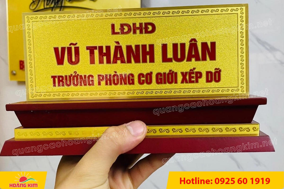 bien chuc danh mat dong 2mm de go tam cap khong ma vang dep 51 - BIỂN CHỨC DANH MẶT ĐỒNG 2MM, ĐẾ GỖ CAO CẤP, 12,5X25,5CM KH&Ocirc;NG MẠ V&Agrave;NG