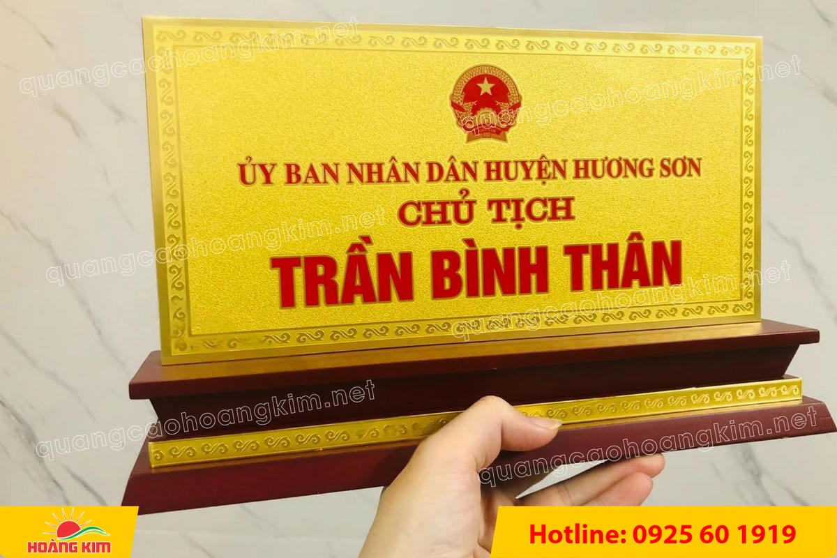 bien chuc danh mat dong 2mm de go tam cap khong ma vang dep 52 - BIỂN CHỨC DANH MẶT ĐỒNG 2MM, ĐẾ GỖ CAO CẤP, 12,5X25,5CM KH&Ocirc;NG MẠ V&Agrave;NG
