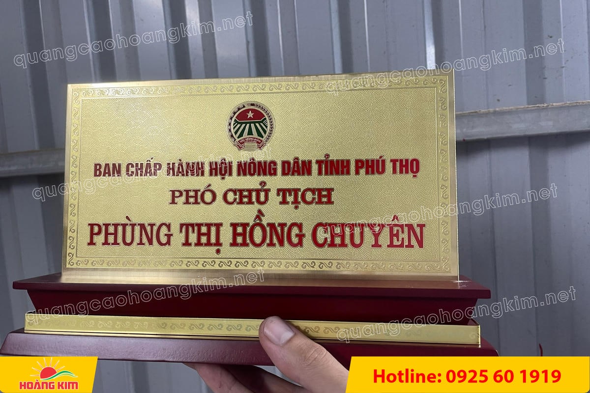 bien chuc danh mat dong 2mm de go tam cap khong ma vang dep 56 - BIỂN CHỨC DANH MẶT ĐỒNG 2MM, ĐẾ GỖ CAO CẤP, 12,5X25,5CM KH&Ocirc;NG MẠ V&Agrave;NG