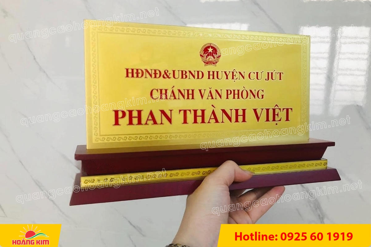bien chuc danh mat dong 2mm de go tam cap khong ma vang dep 58 - BIỂN CHỨC DANH MẶT ĐỒNG 2MM, ĐẾ GỖ CAO CẤP, 12,5X25,5CM KH&Ocirc;NG MẠ V&Agrave;NG