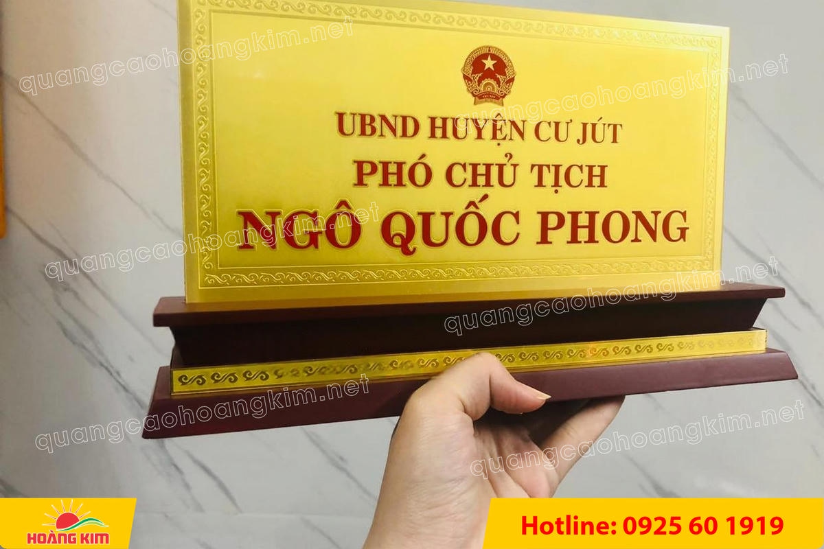 bien chuc danh mat dong 2mm de go tam cap khong ma vang dep 59 - BIỂN CHỨC DANH MẶT ĐỒNG 2MM, ĐẾ GỖ CAO CẤP, 12,5X25,5CM KH&Ocirc;NG MẠ V&Agrave;NG