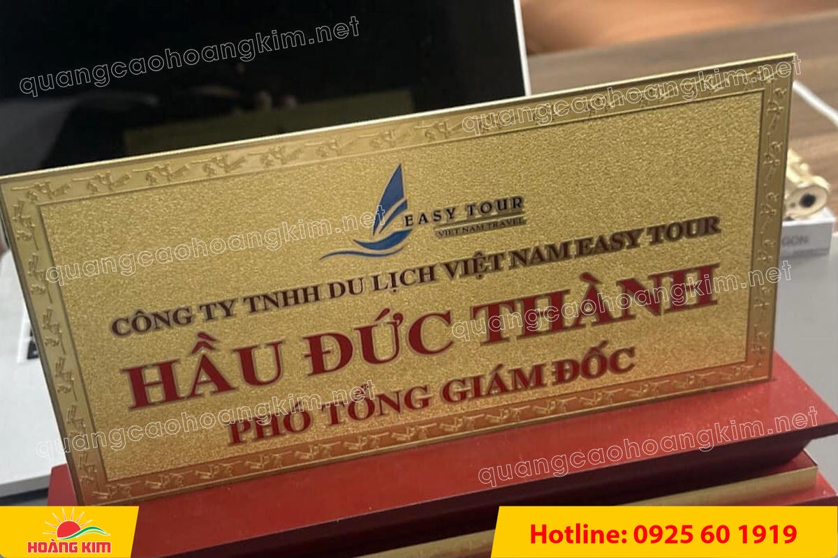 bien chuc danh mat dong 2mm de go tam cap khong ma vang dep 63 - BIỂN CHỨC DANH MẶT ĐỒNG 2MM, ĐẾ GỖ CAO CẤP, 12,5X25,5CM KH&Ocirc;NG MẠ V&Agrave;NG
