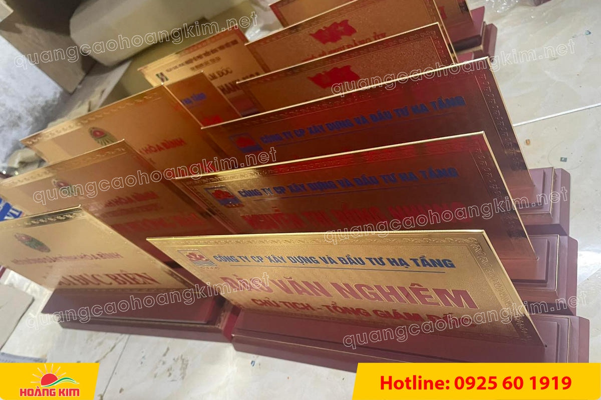 bien chuc danh mat dong 2mm de go tam cap khong ma vang dep 68 - BIỂN CHỨC DANH MẶT ĐỒNG 2MM, ĐẾ GỖ CAO CẤP, 12,5X25,5CM KH&Ocirc;NG MẠ V&Agrave;NG