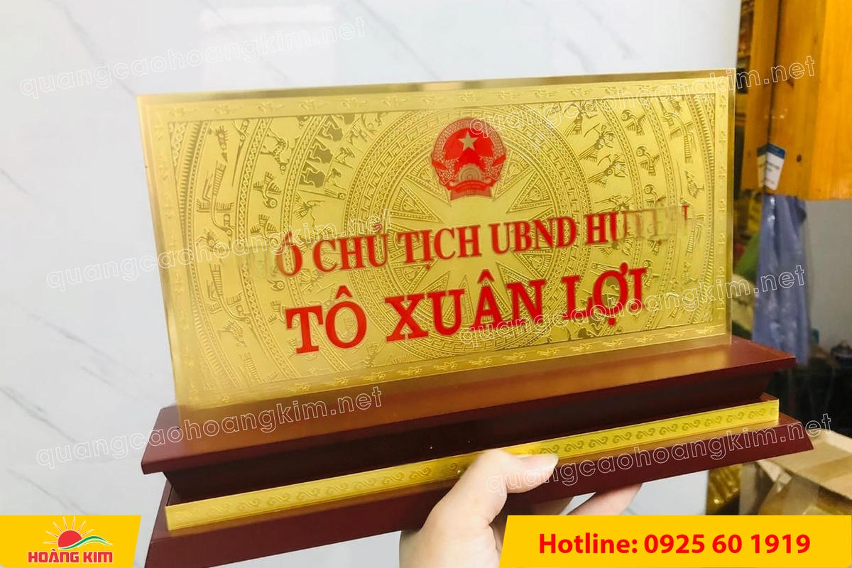 bien chuc danh mat dong 2mm de go tam cap khong ma vang dep 75 - BIỂN CHỨC DANH MẶT ĐỒNG 2MM, ĐẾ GỖ CAO CẤP, 12,5X25,5CM KH&Ocirc;NG MẠ V&Agrave;NG
