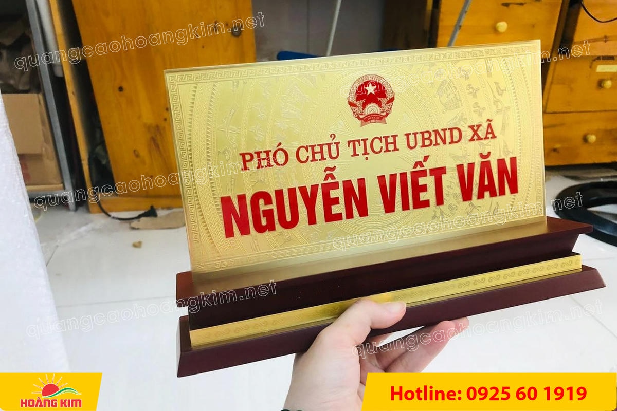 bien chuc danh mat dong 2mm de go tam cap khong ma vang dep 76 - BIỂN CHỨC DANH MẶT ĐỒNG 2MM, ĐẾ GỖ CAO CẤP, 12,5X25,5CM KH&Ocirc;NG MẠ V&Agrave;NG