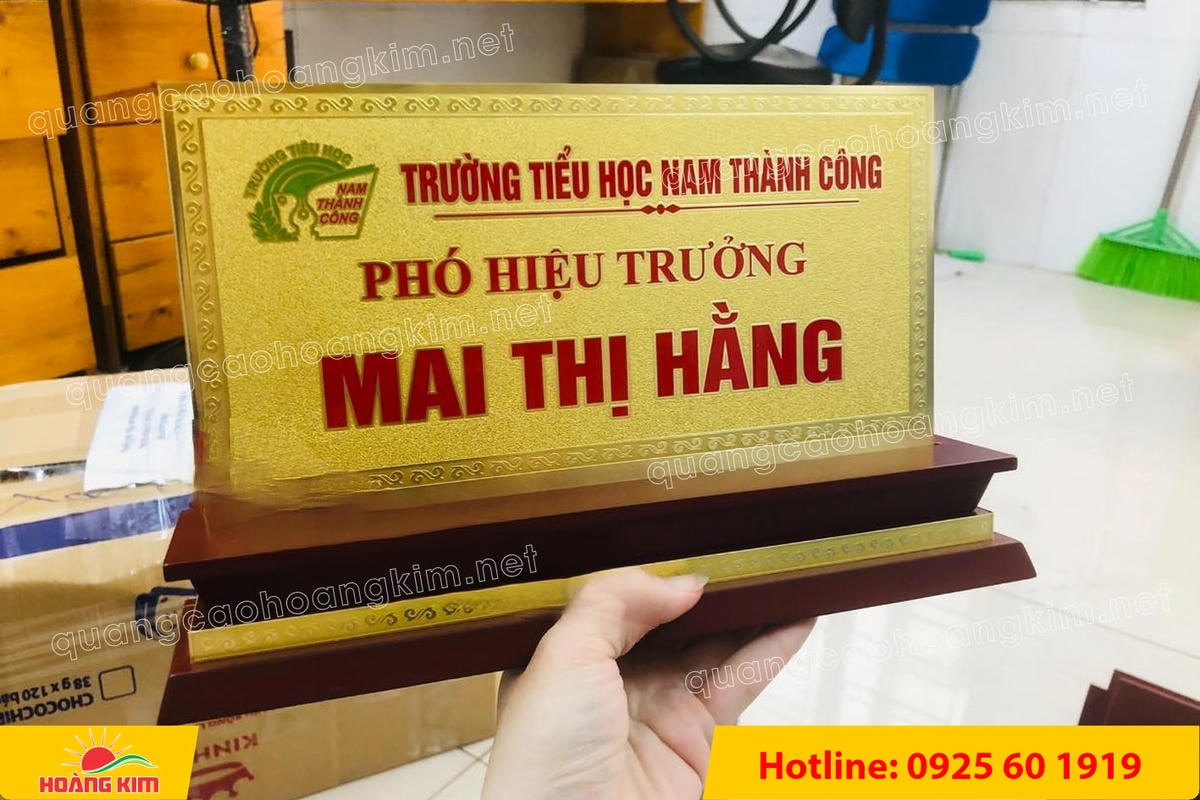 bien chuc danh mat dong 2mm de go tam cap khong ma vang dep 84 - BIỂN CHỨC DANH MẶT ĐỒNG 2MM, ĐẾ GỖ CAO CẤP, 12,5X25,5CM KH&Ocirc;NG MẠ V&Agrave;NG