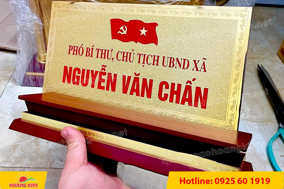 bien chuc danh mat dong 2mm de go tam cap khong ma vang dep 93 - BIỂN CHỨC DANH MẶT ĐỒNG 2MM, ĐẾ GỖ CAO CẤP, 12,5X25,5CM KH&Ocirc;NG MẠ V&Agrave;NG