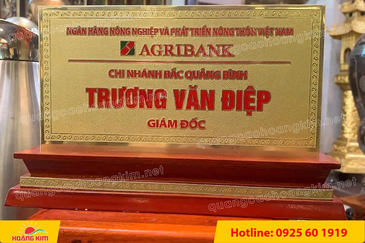 bien chuc danh mat dong 2mm de go tam cap khong ma vang dep 95 - BIỂN CHỨC DANH MẶT ĐỒNG 2MM, ĐẾ GỖ CAO CẤP, 12,5X25,5CM KH&Ocirc;NG MẠ V&Agrave;NG