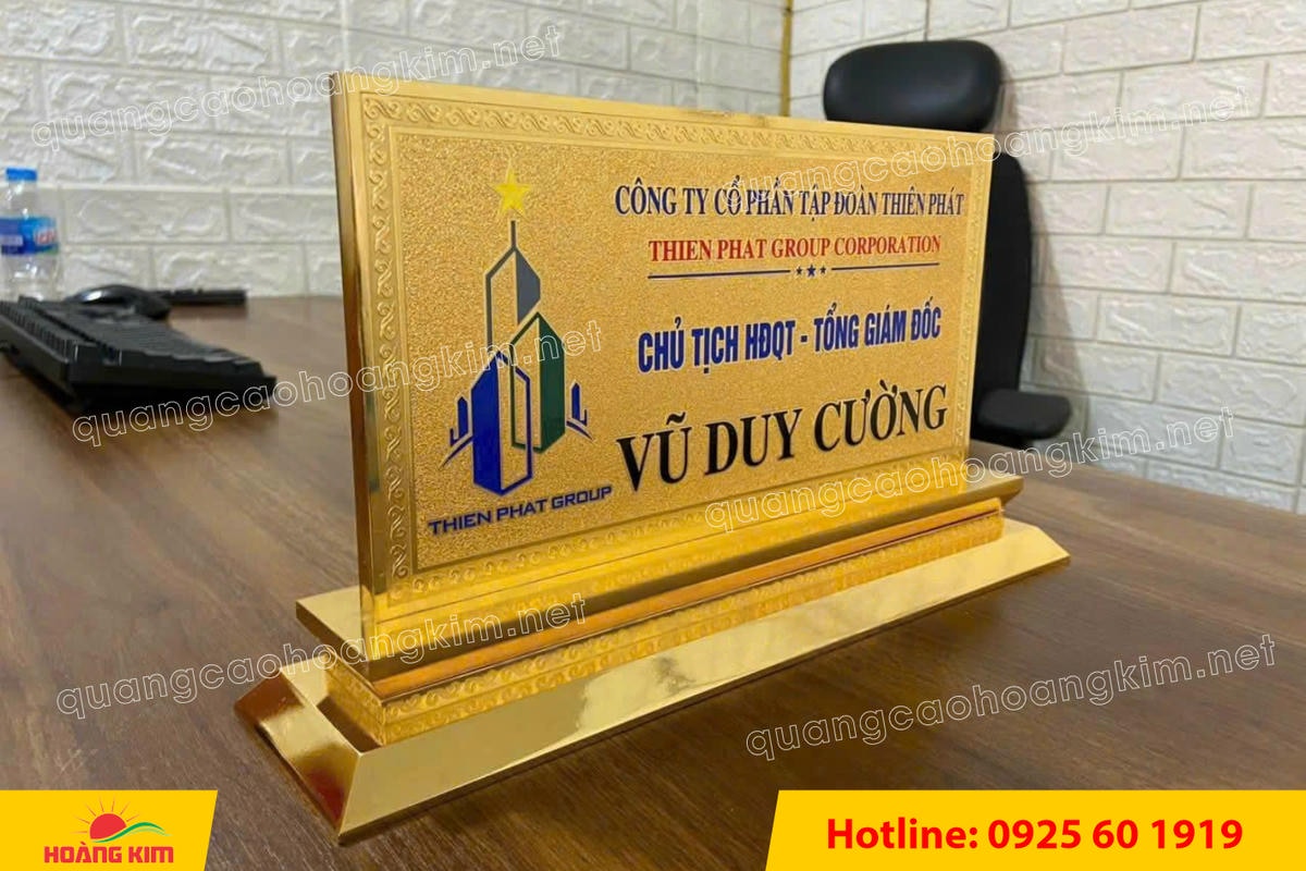 bien chuc danh mat dong 2mm gan de dong ma vang 24k dep 10 - BIỂN CHỨC DANH, BẢNG T&Ecirc;N ĐỂ B&Agrave;N CỰC ĐẸP, SANG, RẺ
