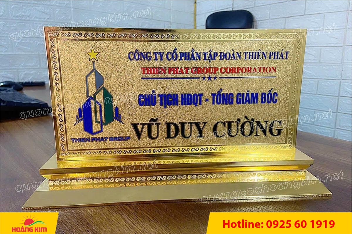 bien chuc danh mat dong 2mm gan de dong ma vang 24k dep 11 - BIỂN CHỨC DANH, BẢNG T&Ecirc;N ĐỂ B&Agrave;N CỰC ĐẸP, SANG, RẺ