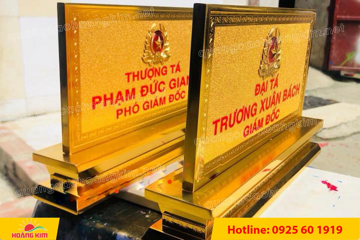 bien chuc danh mat dong 2mm gan de dong ma vang 24k dep 2 - BIỂN CHỨC DANH MẶT & ĐẾ ĐỒNG 100% MẠ V&Agrave;NG 24K &ndash; ĐẲNG CẤP L&Atilde;NH ĐẠO THỰC SỰ
