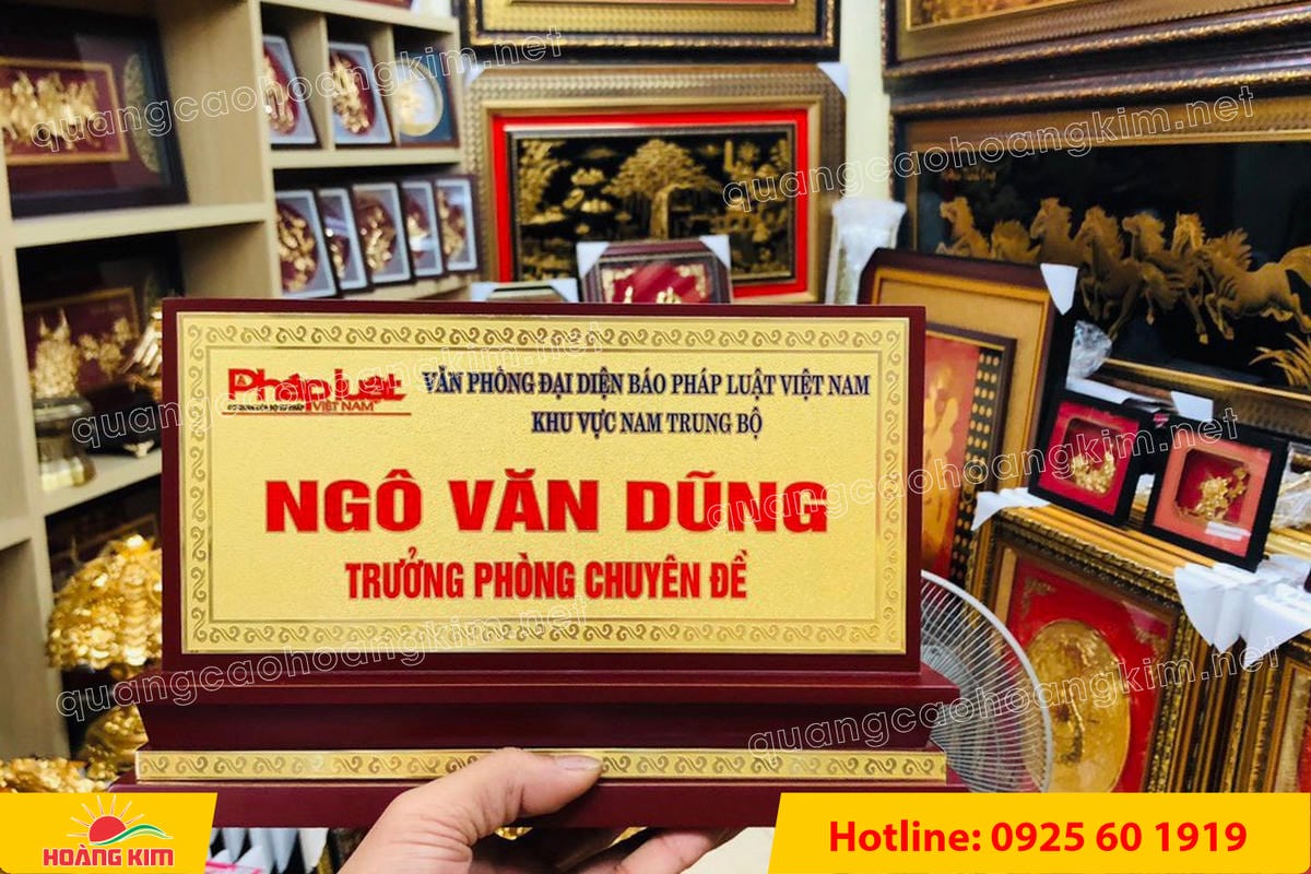 bien chuc danh mat dong de go tam cap dep - BIỂN CHỨC DANH MẶT ĐỒNG ĐẾ GỖ TAM CẤP &ndash; D&Ograve;NG CAO CẤP CHO L&Atilde;NH ĐẠO