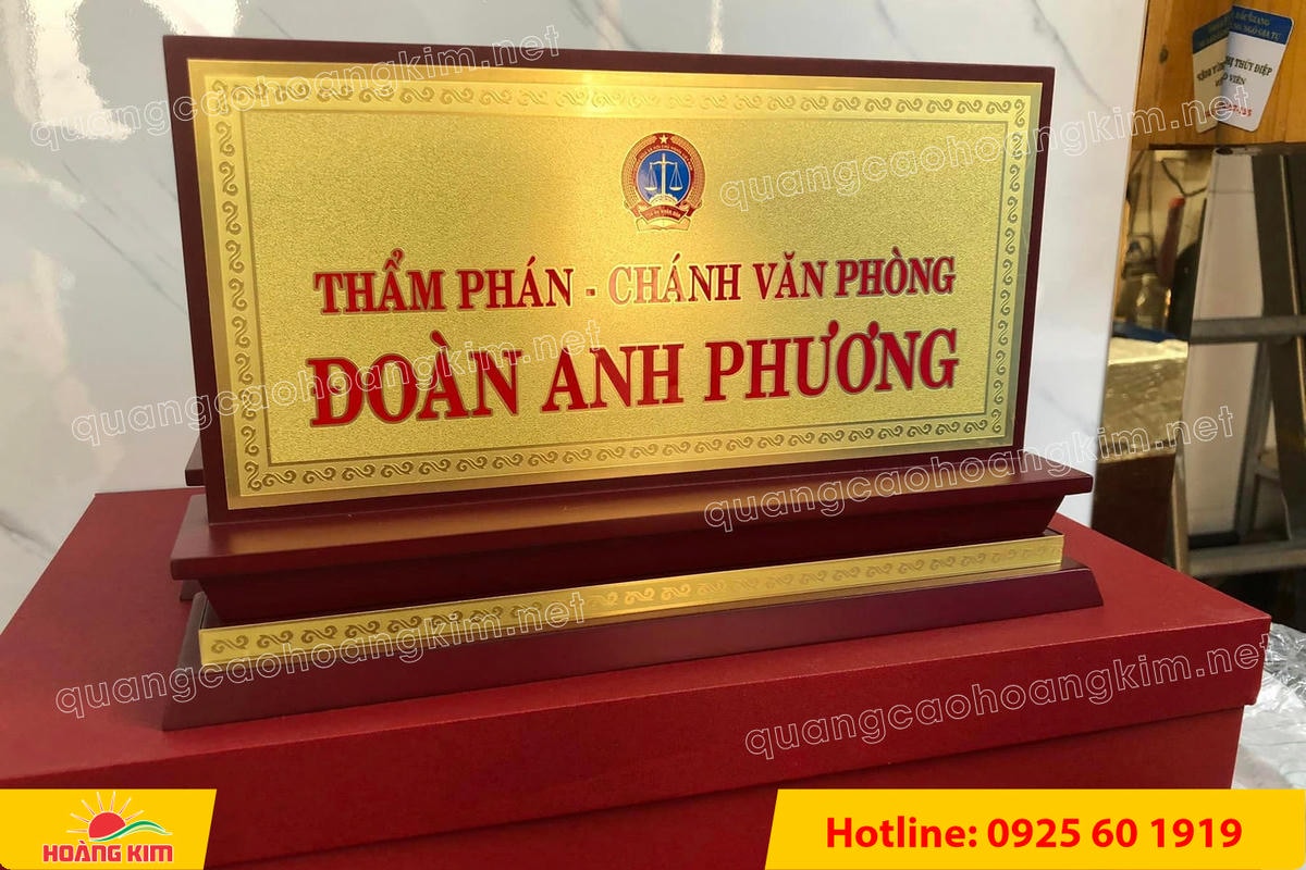 bien chuc danh mat dong de go tam cap dep 102 - BIỂN CHỨC DANH MẶT ĐỒNG ĐẾ GỖ TAM CẤP &ndash; D&Ograve;NG CAO CẤP CHO L&Atilde;NH ĐẠO