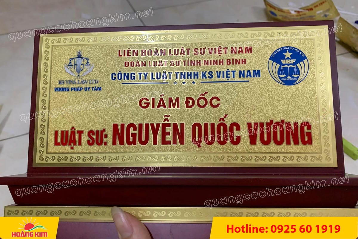 bien chuc danh mat dong de go tam cap dep 103 - BIỂN CHỨC DANH MẶT ĐỒNG ĐẾ GỖ TAM CẤP &ndash; D&Ograve;NG CAO CẤP CHO L&Atilde;NH ĐẠO